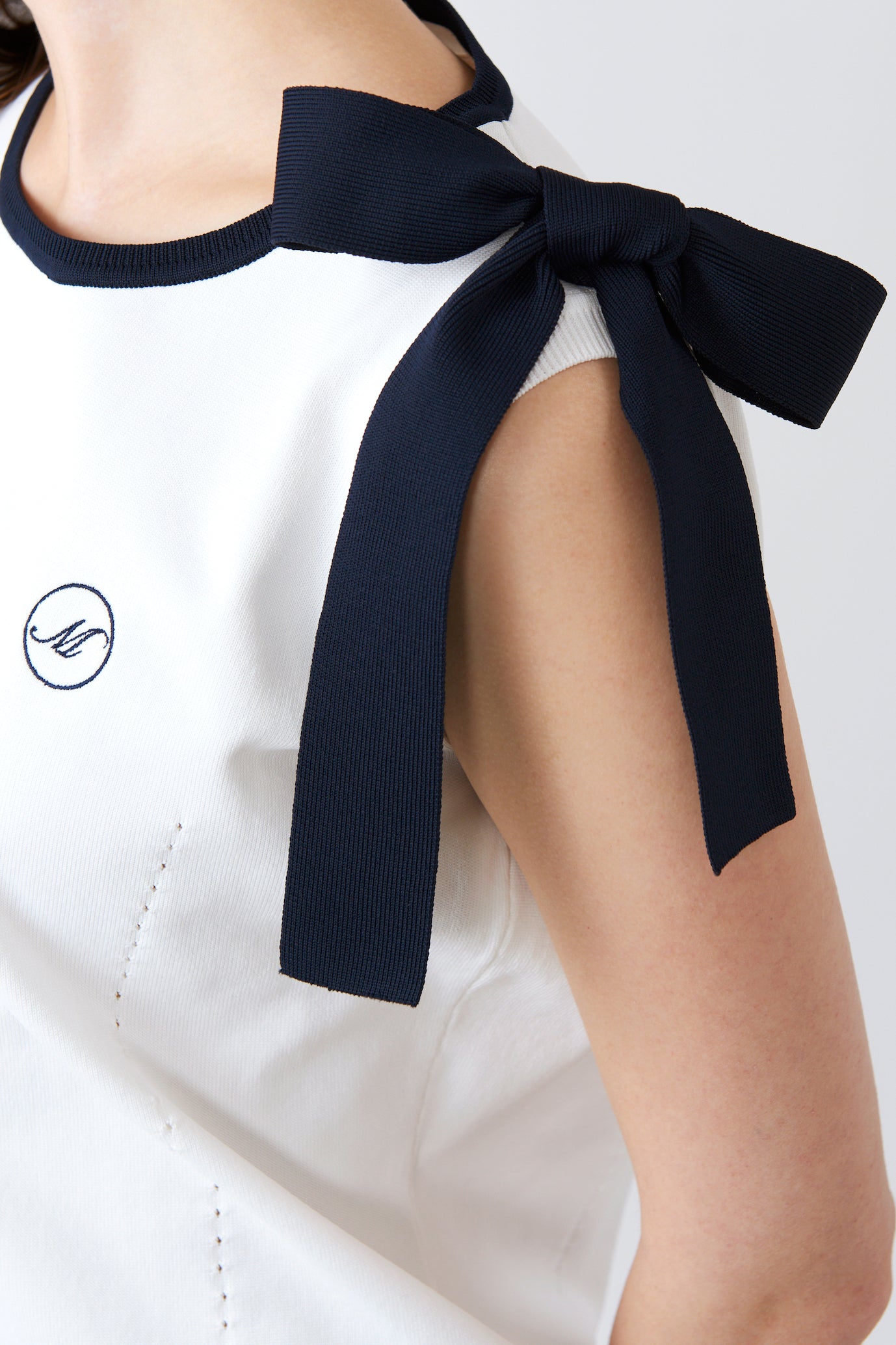 Sleeveless ribbon detail pullover (701J3204)